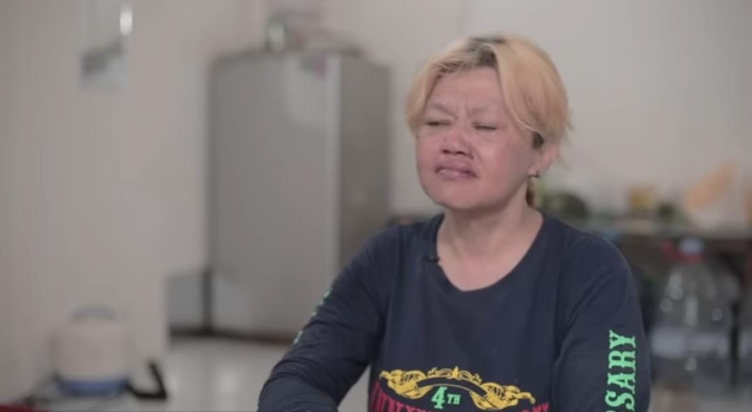 Doc. Dewi Anggraini, salah satu keluarga pengemudi ojek online, tak kuasa menahan air mata saat menceritakan beratnya beban hidup dan ketidakpastian penghasilan suaminya yang bergantung pada aplikasi digital. (Foto Dokumentasi: NR)