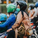 Doc. pengemudi ojek online membawa penumpang di tengah hiruk pikuk lalu lintas kota. Di balik senyum dan pelayanan mereka, tersimpan berbagai kisah perjuangan menghadapi sistem digital yang tidak selalu adil. (Foto Dokumentasi: NR)
