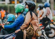 Doc. pengemudi ojek online membawa penumpang di tengah hiruk pikuk lalu lintas kota. Di balik senyum dan pelayanan mereka, tersimpan berbagai kisah perjuangan menghadapi sistem digital yang tidak selalu adil. (Foto Dokumentasi: NR)