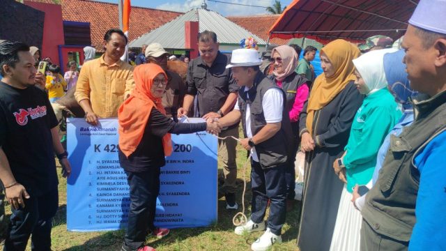 Doc.Keluarga Besar Bakrie melalui program “Kurban untuk Negeri” menyalurkan 8 ekor sapi kurban—satu di antaranya berbobot hingga 1,4 ton—di Lapangan Desa Darma, Kecamatan Darma (Foto Dokumentasi: MI)