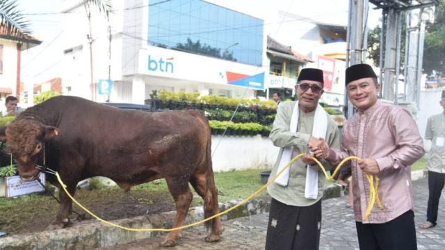 Doc. Puncak acara pun ditandai dengan penyerahan simbolis sapi kurban dari Presiden Republik Indonesia, H. Prabowo Subianto (Foto Dokumentasi : MI) sapi