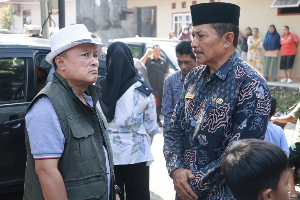 Doc. Bupati Kuningan, Dr. H. Dian Rachmat Yanuar, M.Si., didampingi jajaran Dinas Sosial Kabupaten Kuningan, Kepala Desa Pangkalan, dan Kepala Desa Tambakbaya (Kuwu Lukman), melakukan evakuasi terhadap Sahrun, (Foto Dokumentasi : MI)