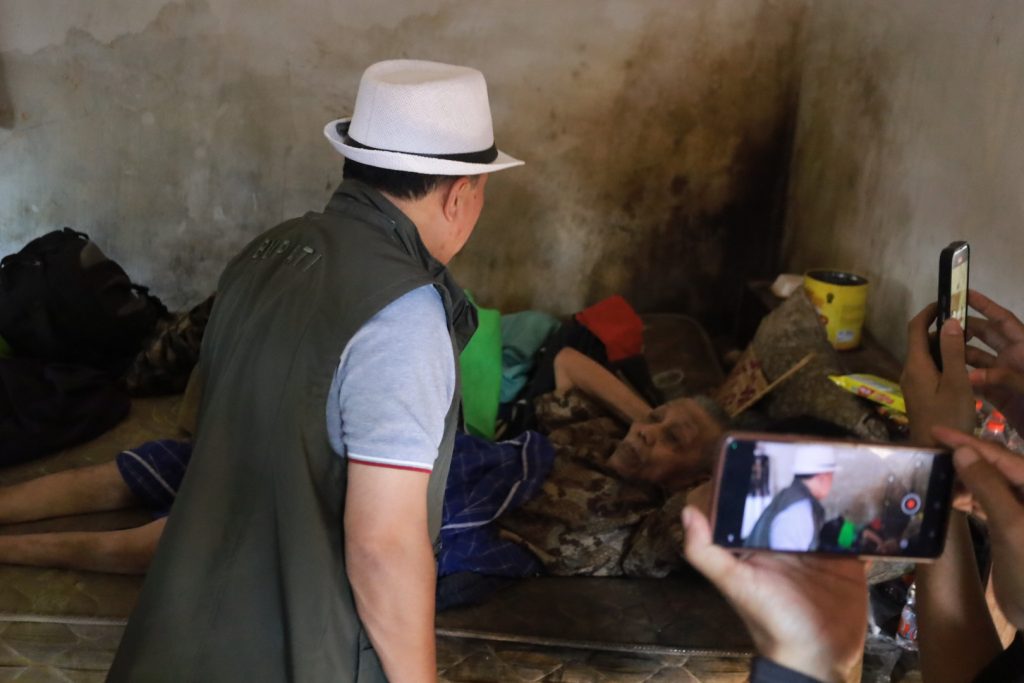 Doc. Bupati Kuningan, Dr. H. Dian Rachmat Yanuar, M.Si., didampingi jajaran Dinas Sosial Kabupaten Kuningan, Kepala Desa Pangkalan, dan Kepala Desa Tambakbaya (Kuwu Lukman), melakukan evakuasi terhadap Sahrun, (Foto Dokumentasi : MI)