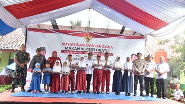 Doc. Bupati Dian Rachmat Yanuar menghadiri Kegiatan Sosialisasi dan Uji Coba Pembagian Makan Bergizi Gratis oleh Yayasan Solusi Bangun Bangsa dan CV. Santi Jaya Barokah, bertempat di SDN Garawangi,