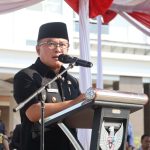 Doc. Bupati mengajak seluruh aparatur yang baru dilantik untuk menjadi agen perubahan di tengah masyarakat. Ia menekankan pentingnya membangun profesionalisme dengan tiga fondasi utama, yaitu pengetahuan (knowledge), keterampilan (skill), dan sikap (attitude).