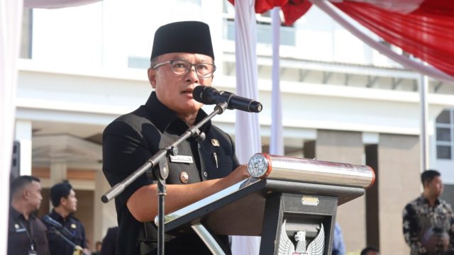 Doc. Bupati mengajak seluruh aparatur yang baru dilantik untuk menjadi agen perubahan di tengah masyarakat. Ia menekankan pentingnya membangun profesionalisme dengan tiga fondasi utama, yaitu pengetahuan (knowledge), keterampilan (skill), dan sikap (attitude). cpns