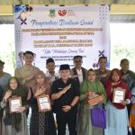 Doc. Dr. H. Dian Rachmat Yanuar, Msi menyerahkan Bantuan bertajuk PENA