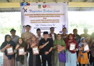 Doc. Dr. H. Dian Rachmat Yanuar, Msi menyerahkan Bantuan bertajuk PENA