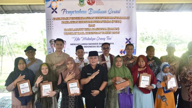 Doc. Dr. H. Dian Rachmat Yanuar, Msi menyerahkan Bantuan bertajuk PENA bupati