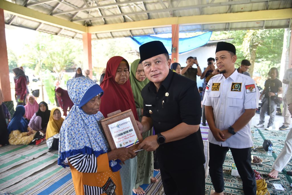 Doc. Penyerahan Bantuan Oleh Bupati Kuningan