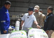 Doc. Bupati Meninjau Proses Pembuatan Pupuk Organik Dari Kotoran Ternak