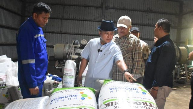 Doc. Bupati Meninjau Proses Pembuatan Pupuk Organik Dari Kotoran Ternak