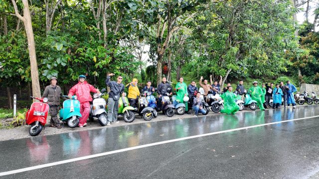 Dco. Ratusan penggemar Vespa di Sulawesi Tengah baru saja menunjukkan bahwa hobi bisa berjalan seiring dengan misi kemanusiaan dan kepedulian lingkungan. Melalui gelaran Bhayangkara Vespa Nambaso Seri I yang sukses diselenggarakan pada Minggu