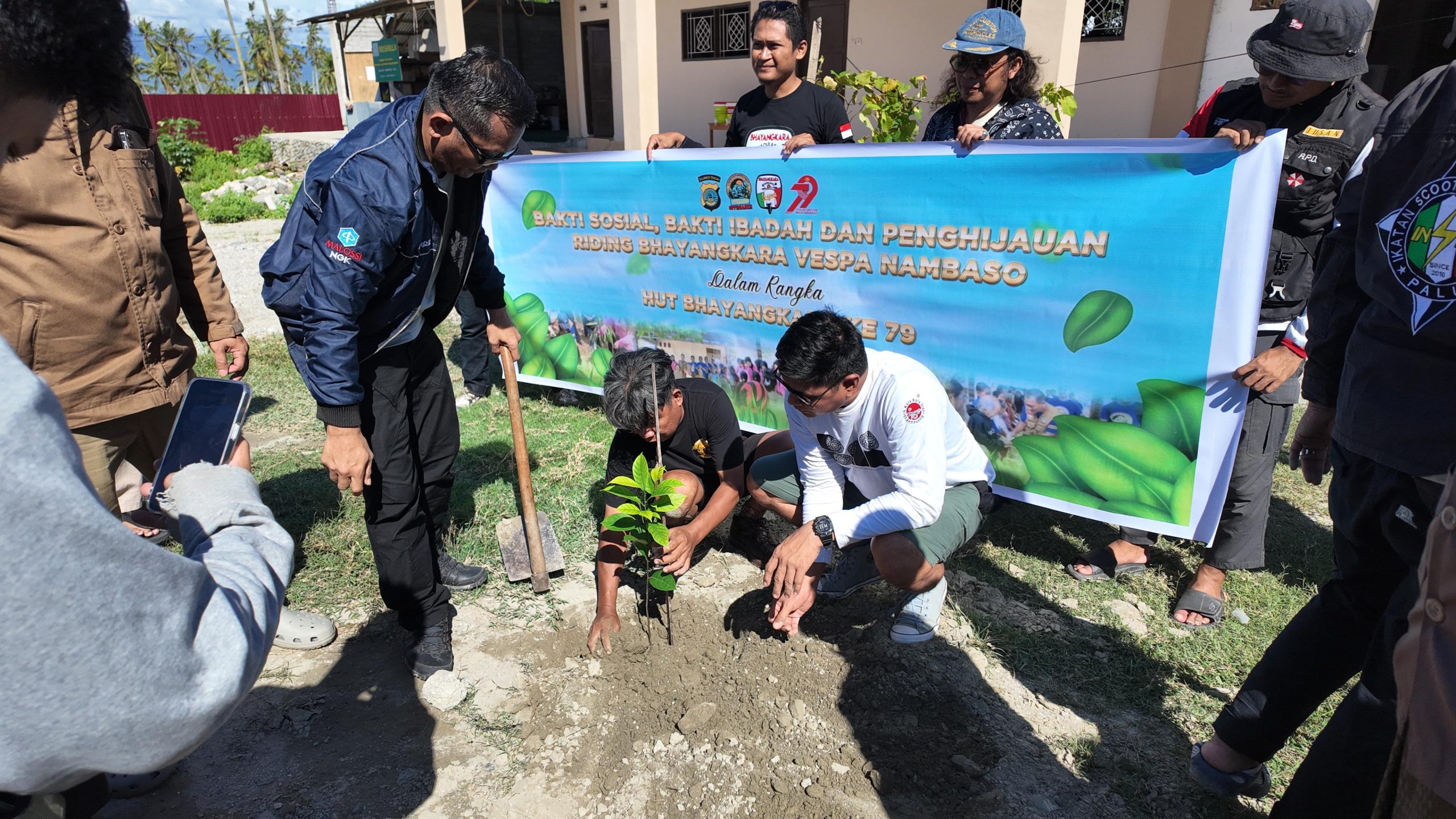 Doc. Ratusan penggemar Vespa di Sulawesi Tengah baru saja menunjukkan bahwa hobi bisa berjalan seiring dengan misi kemanusiaan dan kepedulian lingkungan. Melalui gelaran Bhayangkara Vespa Nambaso Seri I yang sukses diselenggarakan pada Minggu