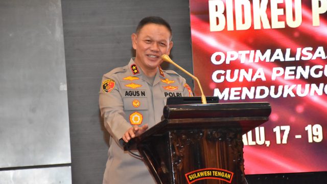 Doc, Kepolisian Daerah Sulawesi Tengah (Polda Sulteng) kembali mengukir prestasi gemilang dalam pengelolaan keuangan. Lima personel Polda Sulteng menerima penghargaan langsung dari Kapolri Jenderal Pol Drs. Listyo Sigit Prabowo, M.Si. atas capaian Indikator Kinerja Pelaksanaan Anggaran (IKPA) sempurna tahun anggaran 2024. Kabar membanggakan ini diungkapkan oleh Kapolda Sulteng Irjen Pol Dr. Agus Nugroho, S.I.K., S.H., M.H., dalam sambutan pembukaan Rapat Kerja Teknis (Rakernis) Keuangan Polda Sulteng tahun 2025. penghargaan