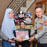 Doc. Kepolisian Daerah Sulawesi Tengah (Polda Sulteng) kembali menunjukkan sisi humanisnya. Pada Selasa, 17 Juni 2025, suasana haru dan penuh keakraban menyelimuti kediaman lima anggota Polri yang telah lama berjuang melawan sakit menahun. Sebuah kegiatan anjangsana yang dipimpin langsung oleh Kapolda Sulteng, Irjen Pol Dr. Agus Nugroho, S.I.K., S.H., M.H., didampingi oleh Ketua Bhayangkari Daerah Sulteng, Nyonya Vera Agus Nugroho, menjadi bukti nyata kepedulian institusi terhadap para prajuritnya.