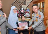 Doc. Kepolisian Daerah Sulawesi Tengah (Polda Sulteng) kembali menunjukkan sisi humanisnya. Pada Selasa, 17 Juni 2025, suasana haru dan penuh keakraban menyelimuti kediaman lima anggota Polri yang telah lama berjuang melawan sakit menahun. Sebuah kegiatan anjangsana yang dipimpin langsung oleh Kapolda Sulteng, Irjen Pol Dr. Agus Nugroho, S.I.K., S.H., M.H., didampingi oleh Ketua Bhayangkari Daerah Sulteng, Nyonya Vera Agus Nugroho, menjadi bukti nyata kepedulian institusi terhadap para prajuritnya.