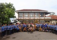 Doc. Bupati Kuningan, Dr. H. Dian Rachmat Yanuar, M.Si., secara simbolis menyerahkan puluhan alat dan mesin pertanian