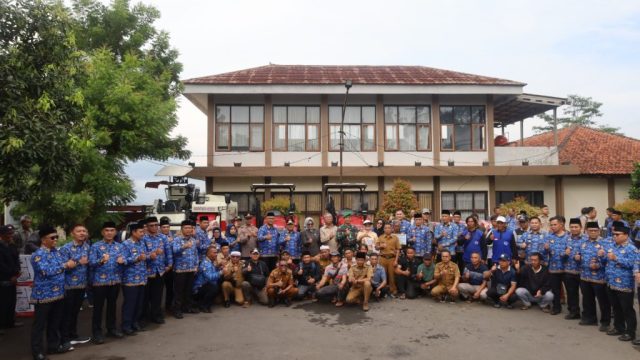 Doc. Bupati Kuningan, Dr. H. Dian Rachmat Yanuar, M.Si., secara simbolis menyerahkan puluhan alat dan mesin pertanian