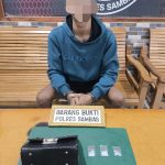 Doc. Kepolisian Resor Sambas berhasil meringkus seorang pria berinisial DN alias D (22) yang diduga memiliki narkotika jenis sabu. Penangkapan ini dilakukan di sebuah kost elite di Jalan Keramat, Dusun Lumbung Sari, Desa Pendawan, Kecamatan Sambas, pada Minggu, 15 Juni 2025, sekitar pukul 16.45 WIB.