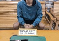 Doc. Kepolisian Resor Sambas berhasil meringkus seorang pria berinisial DN alias D (22) yang diduga memiliki narkotika jenis sabu. Penangkapan ini dilakukan di sebuah kost elite di Jalan Keramat, Dusun Lumbung Sari, Desa Pendawan, Kecamatan Sambas, pada Minggu, 15 Juni 2025, sekitar pukul 16.45 WIB.