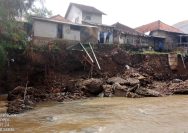 Doc. Curah hujan tinggi yang mengguyur wilayah hulu Sungai Cisande pada Senin (16/6/2025) pukul 17.00 WIB menyebabkan ambruknya Tembok Penahan Tanah (TPT) setinggi 4 meter dengan panjang 25 meter di Desa Bendungan, Kecamatan Lebakwangi, Kabupaten Kuningan. Bencana ini memicu abrasi tanah parah yang kini mengancam keselamatan lima rumah warga di bantaran sungai.