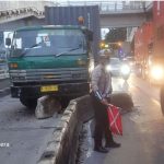 Doc. Petugas kepolisian dari Satlantas Polres Metro Jakarta Barat melakukan pengaturan lalu lintas di lokasi kejadian setelah sebuah truk kontainer menabrak separator jalur Transjakarta di Jl. Letjen S. Parman, tepat di depan Halte Busway Tanjung Duren, Rabu (18/6/2025) pagi. Peristiwa ini menyebabkan kepadatan arus lalu lintas dari arah Grogol menuju Tomang. (Sumber Foto Dokumentasi: TMC Polda Metro Jaya / @TMCPoldaMetro).