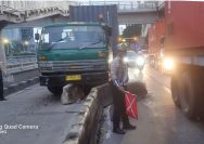Doc. Petugas kepolisian dari Satlantas Polres Metro Jakarta Barat melakukan pengaturan lalu lintas di lokasi kejadian setelah sebuah truk kontainer menabrak separator jalur Transjakarta di Jl. Letjen S. Parman, tepat di depan Halte Busway Tanjung Duren, Rabu (18/6/2025) pagi. Peristiwa ini menyebabkan kepadatan arus lalu lintas dari arah Grogol menuju Tomang. (Sumber Foto Dokumentasi: TMC Polda Metro Jaya / @TMCPoldaMetro).