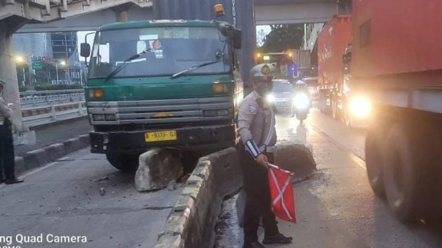 Doc. Petugas kepolisian dari Satlantas Polres Metro Jakarta Barat melakukan pengaturan lalu lintas di lokasi kejadian setelah sebuah truk kontainer menabrak separator jalur Transjakarta di Jl. Letjen S. Parman, tepat di depan Halte Busway Tanjung Duren, Rabu (18/6/2025) pagi. Peristiwa ini menyebabkan kepadatan arus lalu lintas dari arah Grogol menuju Tomang. (Sumber Foto Dokumentasi: TMC Polda Metro Jaya / @TMCPoldaMetro). lintas