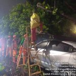 Doc. Petugas PPSU Kelurahan Pondok Pinang bersama anggota Sat Lantas Jakarta Selatan tengah mengevakuasi pohon tumbang yang menimpa sebuah mobil dan menutup sebagian badan jalan di Jalan Kartika Utama, Pondok Pinang, Jakarta Selatan, pada Selasa malam, 17 Juni 2025. Evakuasi dilakukan di tengah kondisi hujan guna mengamankan lokasi dan memperlancar arus lalu lintas. (Sumber foto Dokumentasi: PPSU Kelurahan Pondok Pinang).