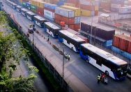 Doc. Deretan bus listrik merek Zhongtong milik Perum Damri tampak tersusun rapi saat proses distribusi dari kawasan pelabuhan di Jakarta. Sebanyak 70 unit bus listrik ini akan memperkuat layanan armada TransJakarta dan merupakan bagian dari rencana Damri menuju 200 unit bus listrik hingga akhir tahun 2025. (Sumber Foto Dokumentasi: Berita Satu).