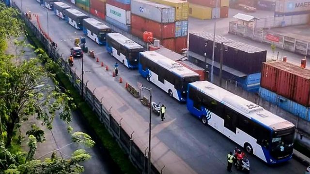 Doc. Deretan bus listrik merek Zhongtong milik Perum Damri tampak tersusun rapi saat proses distribusi dari kawasan pelabuhan di Jakarta. Sebanyak 70 unit bus listrik ini akan memperkuat layanan armada TransJakarta dan merupakan bagian dari rencana Damri menuju 200 unit bus listrik hingga akhir tahun 2025. (Sumber Foto Dokumentasi: Berita Satu).