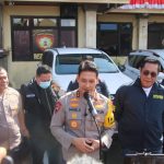 Doc. Dalam waktu kurang dari 2x24 jam, Polda Bali dan Polres Badung berhasil mengungkap misteri penembakan yang menewaskan satu Warga Negara Asing (WNA) asal Australia dan melukai satu lainnya. Tiga WNA Australia yang diduga sebagai pelaku kini telah diamankan dan sedang menjalani pemeriksaan intensif di Mapolres Badung
