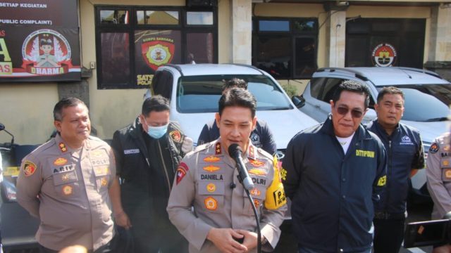 Doc. Dalam waktu kurang dari 2x24 jam, Polda Bali dan Polres Badung berhasil mengungkap misteri penembakan yang menewaskan satu Warga Negara Asing (WNA) asal Australia dan melukai satu lainnya. Tiga WNA Australia yang diduga sebagai pelaku kini telah diamankan dan sedang menjalani pemeriksaan intensif di Mapolres Badung wna
