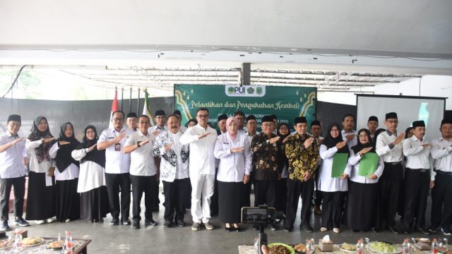 Doc. Dunia pendidikan keagamaan di Kabupaten Kuningan kembali mengukir sejarah. Sebanyak 32 Kepala Sekolah dan Madrasah di bawah naungan Persatuan Ummat Islam (PUI) resmi dikukuhkan dalam sebuah prosesi pelantikan yang berlangsung khidmat pada Rabu, 18 Juni 2025, di Resto J&J, Jalan Raya Bojong Linggarjati. Momentum sakral ini menjadi penanda komitmen PUI dalam mencetak generasi emas berakhlakul karimah.