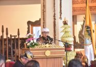 Doc. Ribuan pasang mata tumpah ruah di halaman Gedung Paseban Cagur, Cigugur, Kuningan, pada Kamis (19/06) pagi, menjadi saksi puncak kemuliaan budaya Sunda dalam perayaan sakral Seren Taun 1958 Saka Sunda. Di tengah semilir angin pagi yang menyapu lembah Gunung Ciremai, momentum ini tak hanya sekadar pesta budaya, melainkan sebuah ungkapan syukur spiritual yang khidmat dan sarat makna, terlebih dalam suasana duka atas berpulangnya tokoh spiritual karismatik (Alm.) Pangeran Djatikusumah Maniswara Tedjabuwana Alibassa.