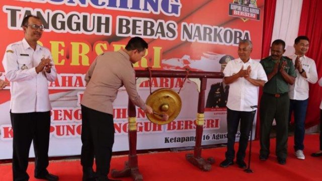 Doc. Sebuah inisiatif berani yang digulirkan di Kelurahan Sukaharja, Kecamatan Delta Pawan, Kabupaten Ketapang, kini menuai pujian luas. Program "Kampung Bebas dari Narkoba" yang diluncurkan pada Agustus 2023 silam, telah terbukti berhasil menciptakan lingkungan yang lebih aman dan bebas dari cengkeraman barang haram tersebut. Keberhasilan ini tidak hanya dirasakan oleh aparat penegak hukum, tetapi juga oleh masyarakat luas yang kini mendambakan kelanjutan program tersebut.