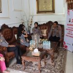 Doc. AKBP Ratna Quratul Ainy S.I.K., M.Si., kembali menunjukkan wajah humanis institusi Polri. Pada Kamis, 19 Juni 2025, suasana haru dan kehangatan menyelimuti kegiatan Anjangsana yang digagas langsung oleh Kapolres Semarang. Didampingi Wakapolres, para Pejabat Utama (PJU) Polres, serta Pj. Ketua Bhayangkari Cabang Semarang, Ny. Jean Erwin Chan beserta jajaran pengurus, rombongan ini secara langsung menyambangi kediaman personel yang tengah berjuang melawan sakit menahun dan keluarga besar dari personel yang telah berpulang
