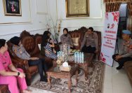 Doc. AKBP Ratna Quratul Ainy S.I.K., M.Si., kembali menunjukkan wajah humanis institusi Polri. Pada Kamis, 19 Juni 2025, suasana haru dan kehangatan menyelimuti kegiatan Anjangsana yang digagas langsung oleh Kapolres Semarang. Didampingi Wakapolres, para Pejabat Utama (PJU) Polres, serta Pj. Ketua Bhayangkari Cabang Semarang, Ny. Jean Erwin Chan beserta jajaran pengurus, rombongan ini secara langsung menyambangi kediaman personel yang tengah berjuang melawan sakit menahun dan keluarga besar dari personel yang telah berpulang