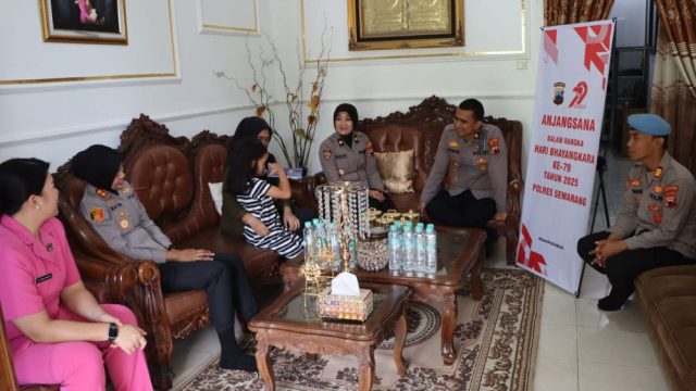 Doc. AKBP Ratna Quratul Ainy S.I.K., M.Si., kembali menunjukkan wajah humanis institusi Polri. Pada Kamis, 19 Juni 2025, suasana haru dan kehangatan menyelimuti kegiatan Anjangsana yang digagas langsung oleh Kapolres Semarang. Didampingi Wakapolres, para Pejabat Utama (PJU) Polres, serta Pj. Ketua Bhayangkari Cabang Semarang, Ny. Jean Erwin Chan beserta jajaran pengurus, rombongan ini secara langsung menyambangi kediaman personel yang tengah berjuang melawan sakit menahun dan keluarga besar dari personel yang telah berpulang