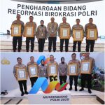Doc. Kepolisian Resor (Polres) Ketapang kembali mengukir prestasi gemilang di kancah nasional pada tahun 2025 ini. Dalam gelaran Musyawarah Perencanaan Pembangunan (Musrenbang) Polri Tahun 2025 yang diselenggarakan di Auditorium Mutiara STIK-PTIK, Lemdiklat Polri, Jakarta, Polres Ketapang dianugerahi penghargaan bergengsi sebagai Penyelenggara Pelayanan Publik Mandiri Tingkat Polri dengan Predikat Pelayanan Prima Kategori A. Penghargaan ini menjadi bukti nyata komitmen kuat Polres Ketapang dalam meningkatkan kualitas pelayanan publiknya, menempatkan mereka sebagai pionir dalam reformasi birokrasi di lingkungan kepolisian.