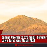 Doc. Gunung Ciremai tampak dari kejauhan dengan puncaknya yang menjulang setinggi 3.078 meter di atas permukaan laut. Gunung berapi aktif ini merupakan yang tertinggi di Jawa Barat dan terletak di perbatasan tiga kabupaten: Kuningan, Cirebon, dan Majalengka. Lanskap yang terlihat menunjukkan lereng yang luas dan vegetasi yang mendominasi kawasan sekitar gunung, mencerminkan kekayaan alam sekaligus potensi geologis yang dimilikinya. (Doc: sandiwartanews.com).