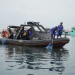 Doc. Gemuruh ombak pagi yang memecah keheningan perairan Teluk Benoa pada Jumat, 20 Juni 2025, bukan sekadar melodi alam biasa. Di tengah kilauan mentari yang mulai naik, ratusan pasang tangan tangguh, berbalut semangat kebersamaan, bergerak serentak. Mereka bukan sedang berlomba, melainkan bahu-membahu dalam sebuah misi mulia