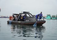 Doc. Gemuruh ombak pagi yang memecah keheningan perairan Teluk Benoa pada Jumat, 20 Juni 2025, bukan sekadar melodi alam biasa. Di tengah kilauan mentari yang mulai naik, ratusan pasang tangan tangguh, berbalut semangat kebersamaan, bergerak serentak. Mereka bukan sedang berlomba, melainkan bahu-membahu dalam sebuah misi mulia