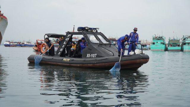 Doc. Gemuruh ombak pagi yang memecah keheningan perairan Teluk Benoa pada Jumat, 20 Juni 2025, bukan sekadar melodi alam biasa. Di tengah kilauan mentari yang mulai naik, ratusan pasang tangan tangguh, berbalut semangat kebersamaan, bergerak serentak. Mereka bukan sedang berlomba, melainkan bahu-membahu dalam sebuah misi mulia