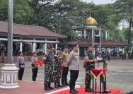 Doc. Suasana khidmat dan penuh kebanggaan menyelimuti Lapangan Upacara Provinsi Banten pada Kamis, 19 Juni 2025. Di bawah langit cerah pagi itu, gelora semangat calon pemimpin masa depan bangsa membahana dalam upacara penutupan Latihan Integrasi Taruna Wreda Nusantara (Latsitardanus) XLV/2025. Salah satu figur penting yang turut menjadi saksi keberhasilan program strategis ini adalah Wakapolresta Tangerang, AKBP Christian Aer, S.H., S.I.K., yang hadir mewakili jajaran kepolisian dalam acara bersejarah tersebut.