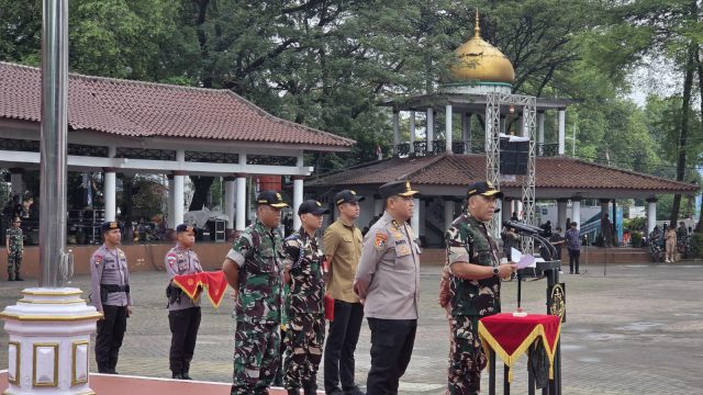 Doc. Suasana khidmat dan penuh kebanggaan menyelimuti Lapangan Upacara Provinsi Banten pada Kamis, 19 Juni 2025. Di bawah langit cerah pagi itu, gelora semangat calon pemimpin masa depan bangsa membahana dalam upacara penutupan Latihan Integrasi Taruna Wreda Nusantara (Latsitardanus) XLV/2025. Salah satu figur penting yang turut menjadi saksi keberhasilan program strategis ini adalah Wakapolresta Tangerang, AKBP Christian Aer, S.H., S.I.K., yang hadir mewakili jajaran kepolisian dalam acara bersejarah tersebut.
