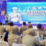 Doc. Kedatangan Kakorlantas disambut hangat oleh jajaran Direktorat Lalu Lintas (Ditlantas) Polda Sumsel, dipimpin oleh Dirlantas Polda Sumsel. Suasana pertemuan yang penuh keakraban namun tetap fokus pada tujuan utama, yakni peningkatan kualitas pelayanan dan penegakan hukum di bidang lalu lintas, terasa kental sejak awal. Evaluasi Kinerja yang Mendalam: Fondasi Kamtibcarlantas yang Kokoh
