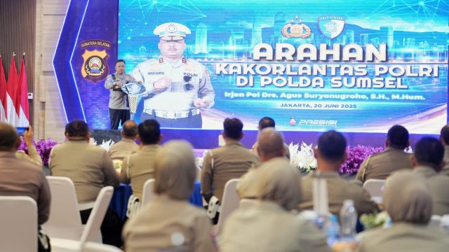 Doc. Kedatangan Kakorlantas disambut hangat oleh jajaran Direktorat Lalu Lintas (Ditlantas) Polda Sumsel, dipimpin oleh Dirlantas Polda Sumsel. Suasana pertemuan yang penuh keakraban namun tetap fokus pada tujuan utama, yakni peningkatan kualitas pelayanan dan penegakan hukum di bidang lalu lintas, terasa kental sejak awal. Evaluasi Kinerja yang Mendalam: Fondasi Kamtibcarlantas yang Kokoh