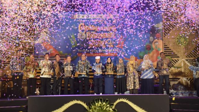 Doc. kemeriahan dan semangat optimisme menyelimuti Kabupaten Kuningan seiring dengan gelaran akbar Ciayumajakuning Entrepreneur Festival (CEF) 2025. Untuk kesekian kalinya, Bumi Pasundan ini dipercaya menjadi tuan rumah hajatan prestisius yang diinisiasi oleh Bank Indonesia (BI), membuktikan komitmen Kuningan sebagai episentrum pengembangan Usaha Mikro, Kecil, dan Menengah (UMKM) di wilayah Ciayumajakuning